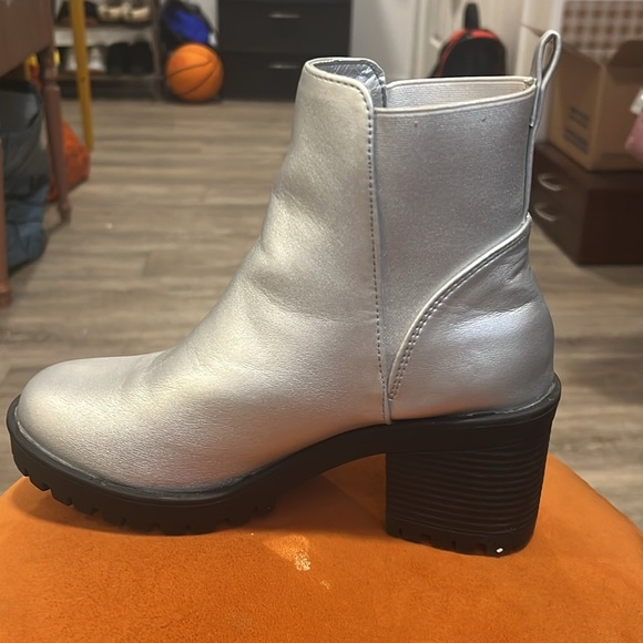 Mod Cloth Silver Heeled Ankle Boots - Picture 6 of 11